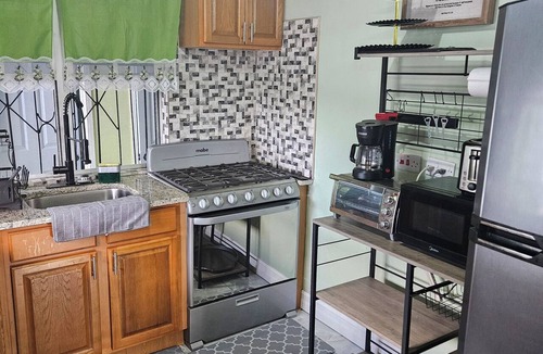 Saint Peter Parish House | 2-bedroom house in pleasant Marigot with air conditioning
