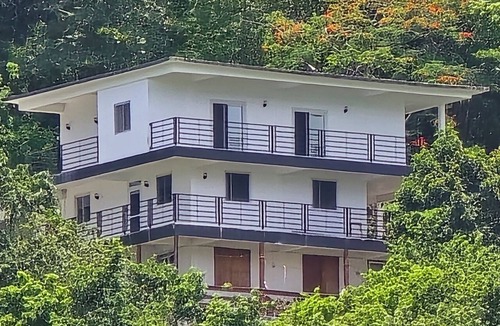 Castle Comfort House | Cooles Breeze Heights