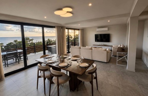 Tanetane House | Crystal View