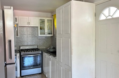 Roseau Apartment | Modern, well-equipped and tastefully furnished fully air-conditioned apartment.