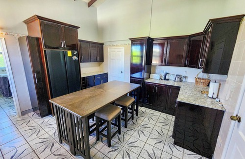 Picard House | Spacious modern 5 bedroom island retreat in Picard w/king bed and A/C