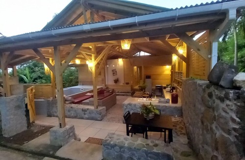 La Plaine House | Wood and stone bungalow with swimming pool