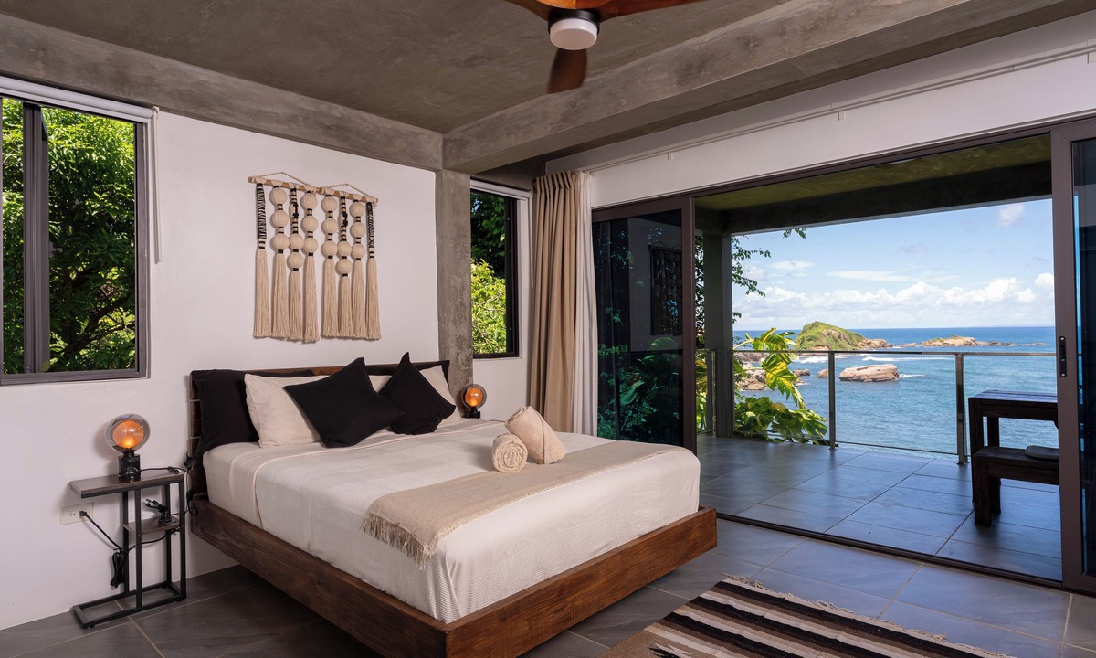 Calibishie House | Modern Bayfront 1BR surrounded by Jungle
