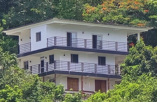 Castle Comfort House | Cooles Breeze Heights