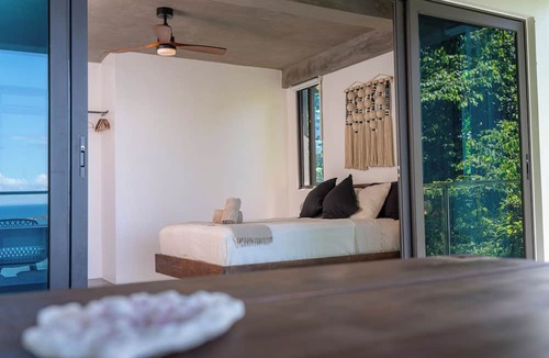 Calibishie House | Modern Bayfront 1BR surrounded by Jungle