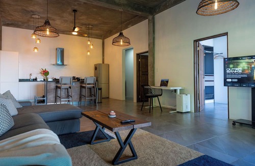 Calibishie House | Modern Bayfront 1BR surrounded by Jungle