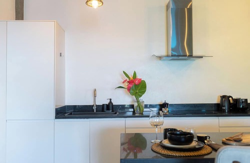 Calibishie House | Modern Bayfront 1BR surrounded by Jungle
