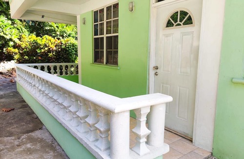 Roseau House | Charming 2-bedroom Apartment with WiFi and AC in Upper, Bath Estate.
