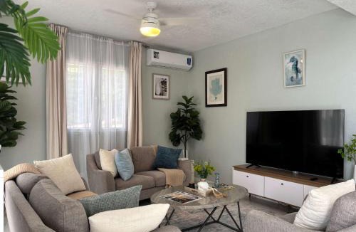 Mero Apartment | Castaways Haven Apt Few steps from Mero Beach